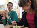 6. Dziewczynka kroi banany chłopiec siedzi obok i sie przygląda