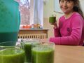 9. Uśmiechnieta dziewczynka trzyma szklanke z koktajlem