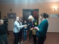 Uczniowie odbieraja nagrodę i dyplom za udział w konkursie