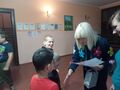 uczeń odbiera nagrodę za udział w konkursie