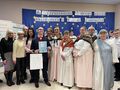 15.uczestnicy konkursu stoją na scenie wraz z Panią Dyrektor i jury