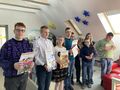 Uczestnicy konkursu recytatorskiego stoją i trzymają w rękach dyplomy z nagrodami 