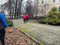 2. Uczeń biegnie z piłką koszykową nauczyciel liczy czas. 