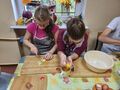 3. uczniowie kroją cebulę