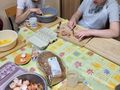 7. Darek miesza jajka z przyprawami