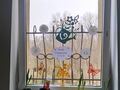 Na oknie doniczki sadzonki tulipanów i rzeżucha 