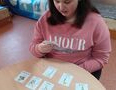 Uczennica poznaje wiosenne kwiaty na kartach 
