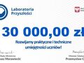 Plakat przedstawia symbolicznie czek na kwotę 30 000 złotych jako dofinansowanie z programu Laboratoria Przyszłości 