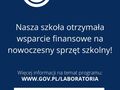 Plakat zawiera informację o przyznanym wsparciu finansowym na zakup nowoczesnego sprzętu szkolnego 