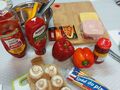 produkty na pizzerki leżą przygotowane na stole