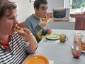uczniowie degustują wykonane pizzerki