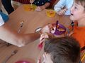 8. Uczniowie podczas konsumpcji dania 