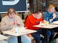 Uczniowie jedzą posiłek w McDonalds