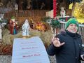 5. Uczeń przy szopce bożonarodzeniowej 