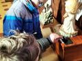 7. Uczniowie wrzucający monety do skarbonki 