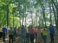 2. uczniowie i nauczyciele stoją na nabożeństwie majowym widok z tyłu