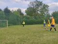 Uczestnicy meczu stoją w polu karnym w trakcie meczu