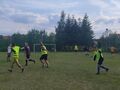Uczestnicy meczu wykonują naprzemienne wymachy rąk w trakcie rozgrzewki