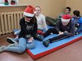 4. Dzieci siedzą na materacu