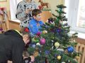 6. Dzieci ubierają choinkę w klasie