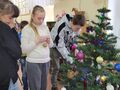 7. Dzieci ubierają choinkę w klasie 