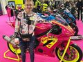 Liwia pozuje na tle różowego motocykla