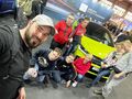 Uczniowie z nauczycielami pozuje na tle samochodu