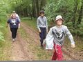 wychowankowie maszerują drogą leśną zdjęcie z przodu