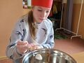 1. Dziewczynka dodaje proszek do pieczenia 
