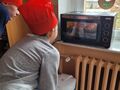 11. Chłopcy czekają aż muffinki się upieką 