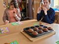 13. Uczniowie jedzą muffinki 