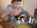 4. Chłopiec dodaje olej 