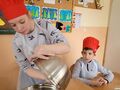 8. Dziewczynka przekłada składniki do drugiej miski 