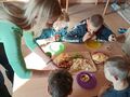 10. Uczniowie jedzą naleśniki z owocami i dżemem 