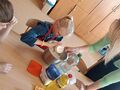 3. Uczennica wlewa mleko do miski 