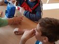 4. Uczeń przesypuje cukier do szklanki 