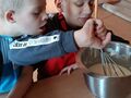 7. Uczeń miesza ciasto 