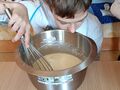 8. Uczeń miesza ciasto na naleśniki 