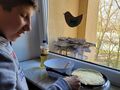 5. Chłopiec smaży naleśnika 