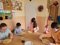 6. Uczniowie smarują nalesniki nutellą jabłkową 