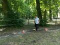 Chłopiec pokonuje tor przeszkód