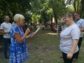 dyrektor wręcza pamiątkowy dyplom