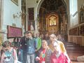 3.uczniowie stoją w kaplicy św. Józefa Kaliskiego w sanktuarium św. Józefa w Kaliszu