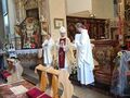 4. biskup kaliski Damian Bryl razem z kapłanami stoją przy ołtarzu głównym sanktuarium św. Józefa w Kaliszu