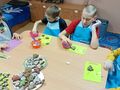 8. Uczniowie zdobią pierniki lukrem i kolorową posypką 