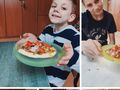 7. Spożywanie gotywych pizzerek przez naszych uczniów