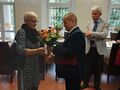 Starosta Krotoszyński Pan Stanisław Szczotka składa podziękowania Pani Jacomien i wręcza kwiaty