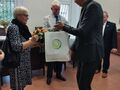 Wicestarosta Pan Paweł Radojewski składa podziękowania Pani Jacomien i wręcza upominek