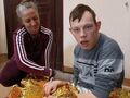 uczeń dotyka folię aluminiową, siedzi na materacu obok siedzi pani