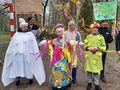 Uczniowie z Panią Dyrektor pozują do zdjęcia z marzanną. Jedna uczennica jest przebrana za Panią Wiosnę druga za Panią Zimę. Jeden uczeń trzyma